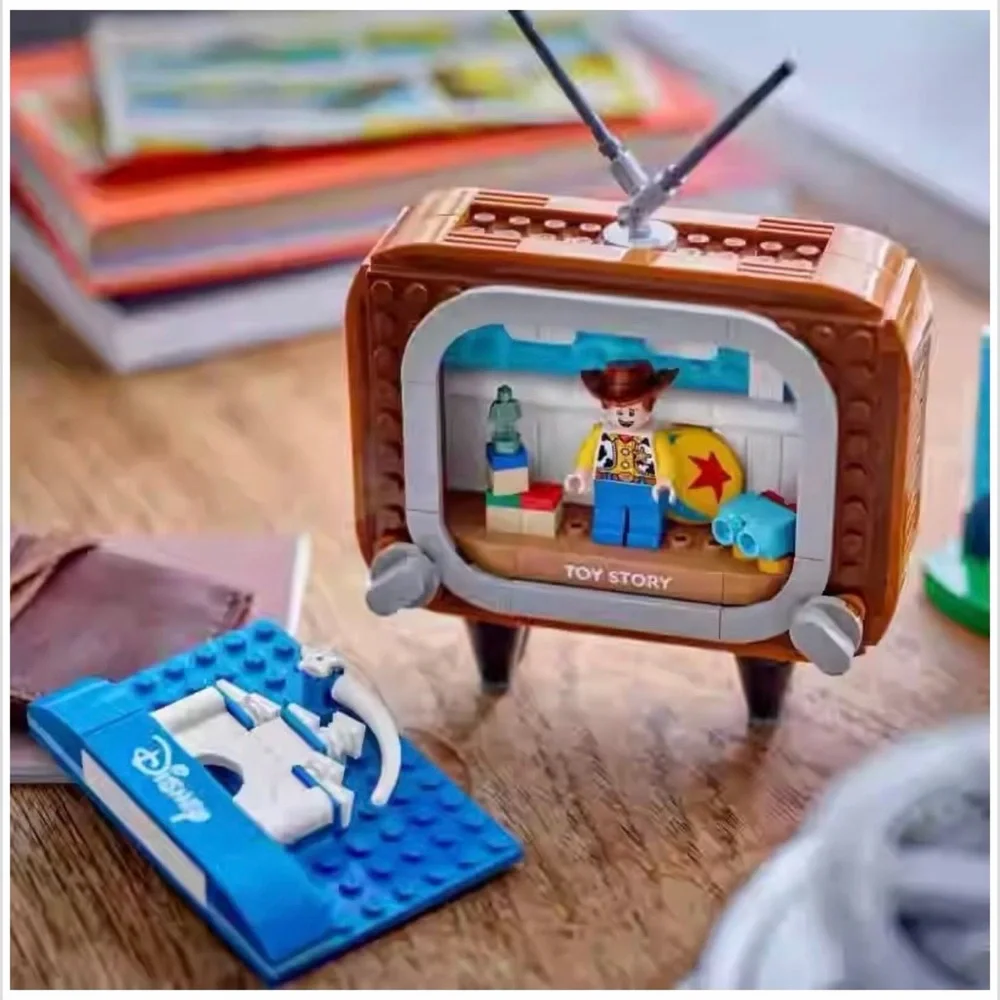 Classic Animation Scenes (40774) LEGO Disney Building Set: 270 pieces, Ages 9+ - Picture 6 of 6